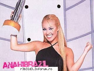cum ii sta mai bine???? - cu parul drept,lung si blond??? - Anahi-Mia