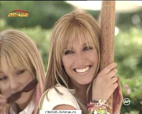 cum ii sta mai bine???? - cu look-ul din rebelde - Anahi-Mia